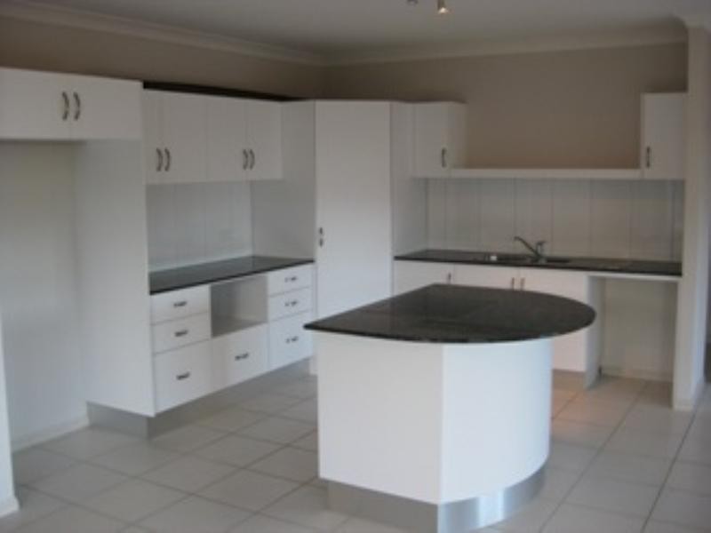 122 Springbrook Avenue, Redlynch QLD 4870