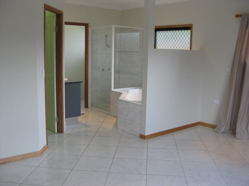 21 Rainbow Street, Kanimbla QLD 4870