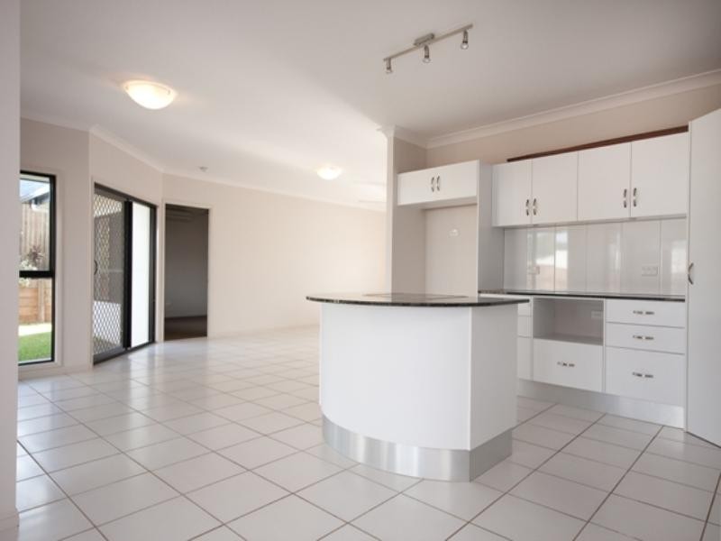 122 Springbrook Avenue, Redlynch QLD 4870
