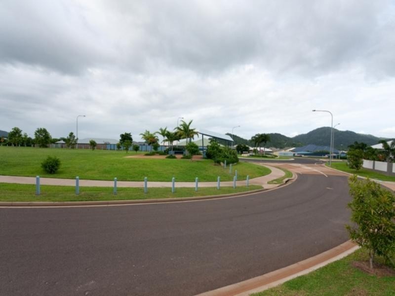 122 Springbrook Avenue, Redlynch QLD 4870