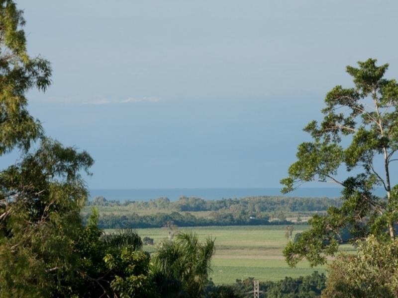 5 Buckinghamia Close, Redlynch QLD 4870
