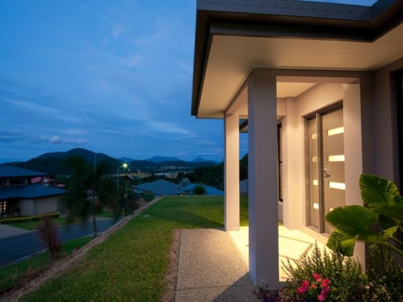 5 Buckinghamia Close, Redlynch QLD 4870