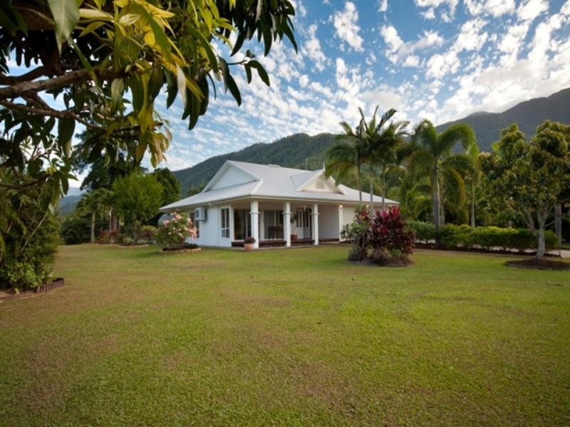 10 Crystal Close, Redlynch QLD 4870