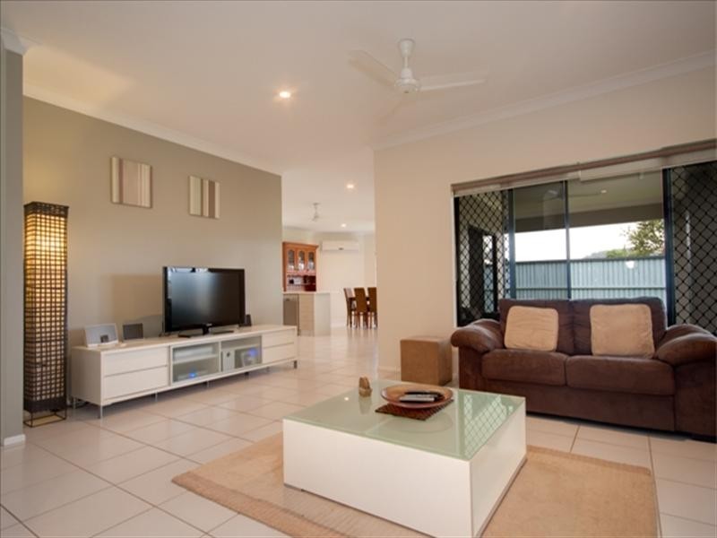 15 Springbrook Avenue, Redlynch QLD 4870