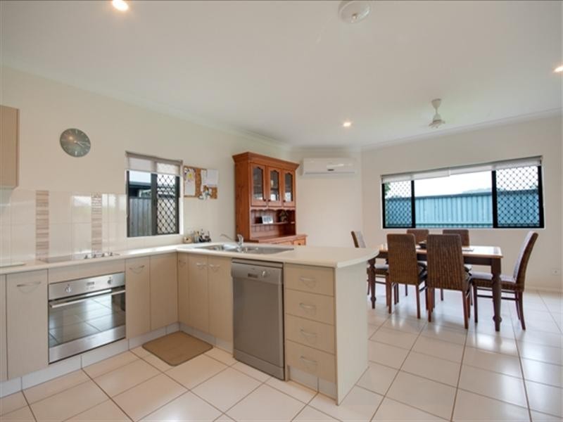 15 Springbrook Avenue, Redlynch QLD 4870