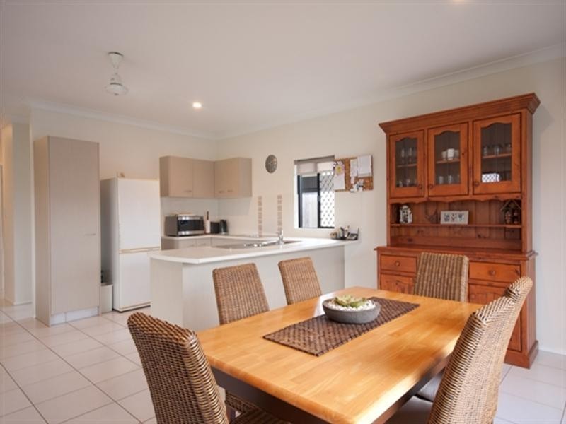 15 Springbrook Avenue, Redlynch QLD 4870