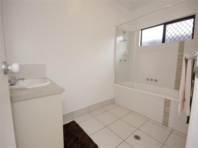 15 Springbrook Avenue, Redlynch QLD 4870