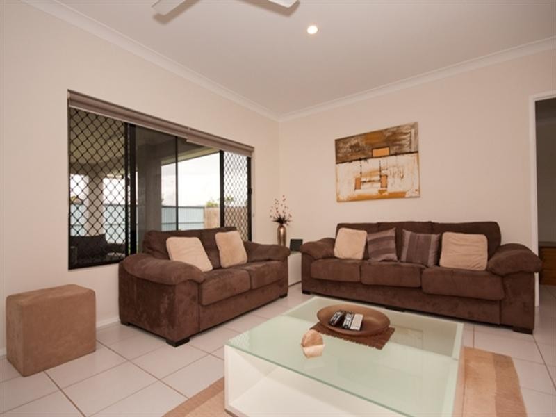 15 Springbrook Avenue, Redlynch QLD 4870