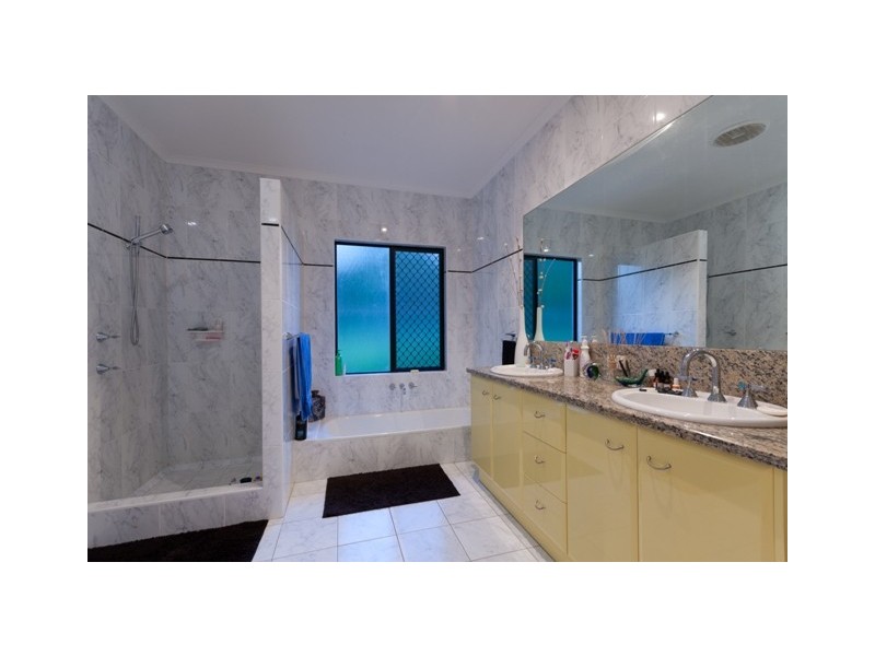 11 Crystal Close, Redlynch QLD 4870