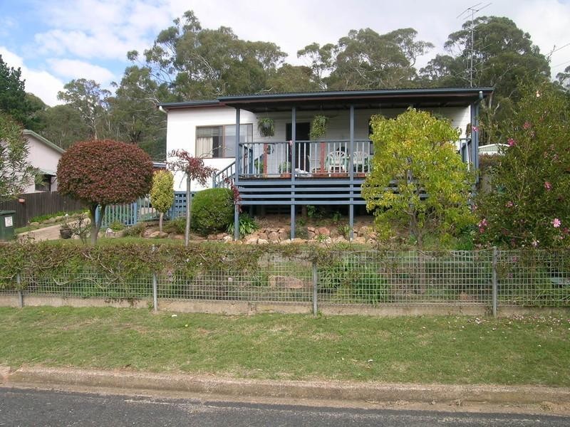 8 Jenolan Street, Oberon NSW 2787