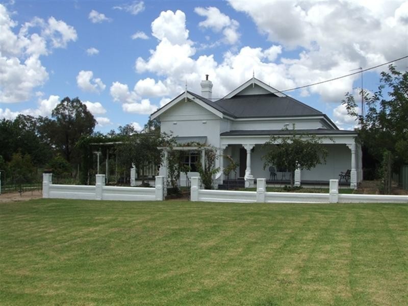2 East Street, Gooloogong NSW 2805