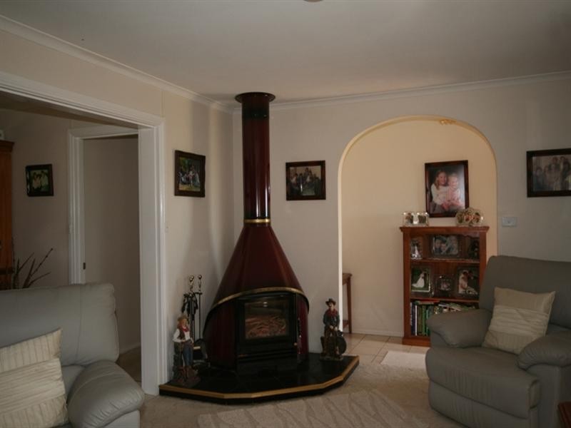 69 Marks Crescent, Oberon NSW 2787