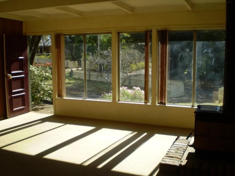 17 Lawson View Parade, Wentworth Falls NSW 2782