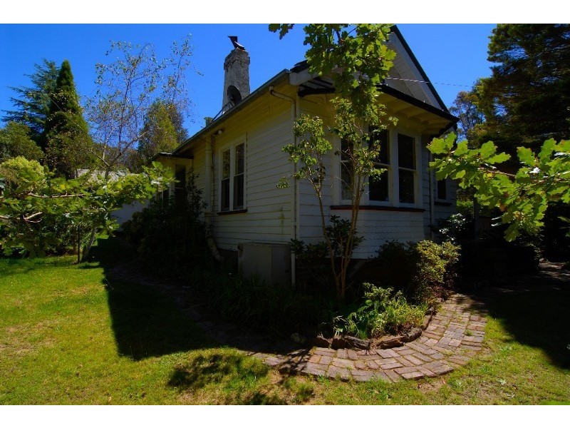 147 Falls Road, Wentworth Falls NSW 2782