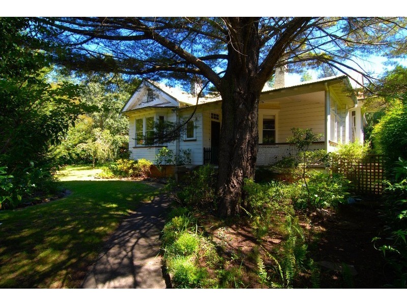 147 Falls Road, Wentworth Falls NSW 2782