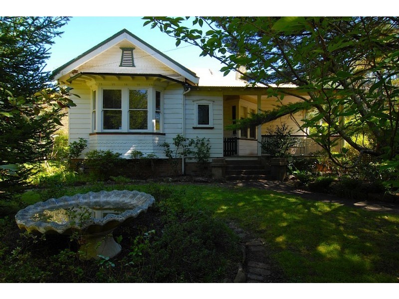 147 Falls Road, Wentworth Falls NSW 2782