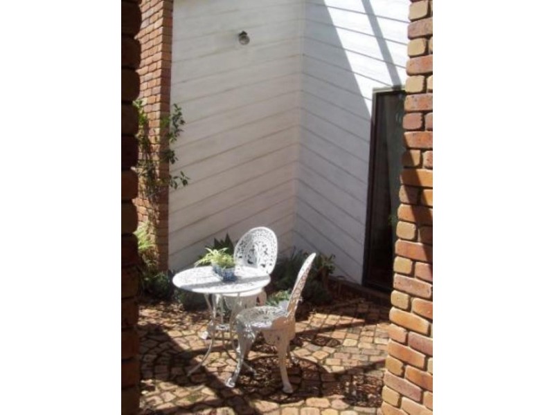 8 Gordon Crescent, Withcott QLD 4352