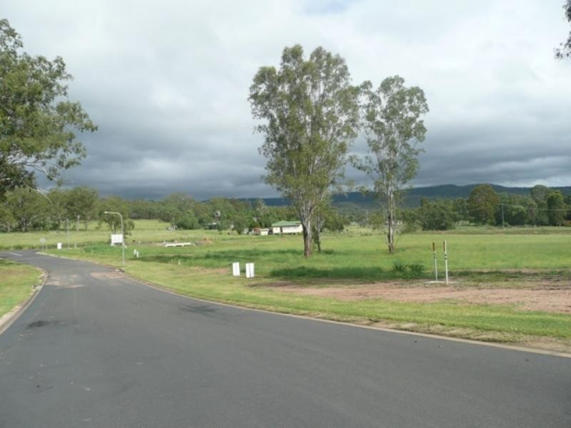 8 Mary Drive, Murphys Creek QLD 4352