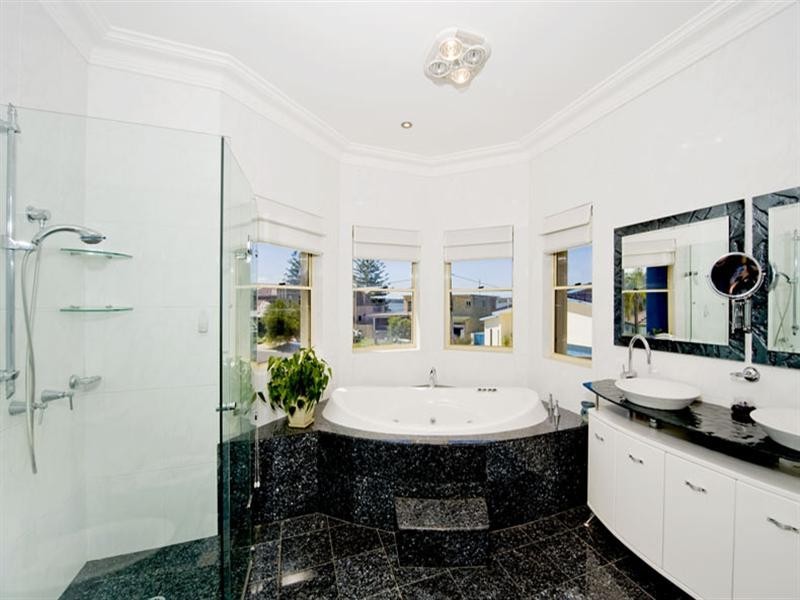 4 Lachlan Avenue, Sylvania Waters NSW 2224