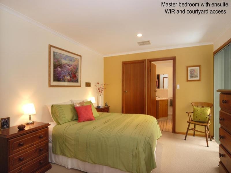 18 Hampton Drive, Oakden SA 5086