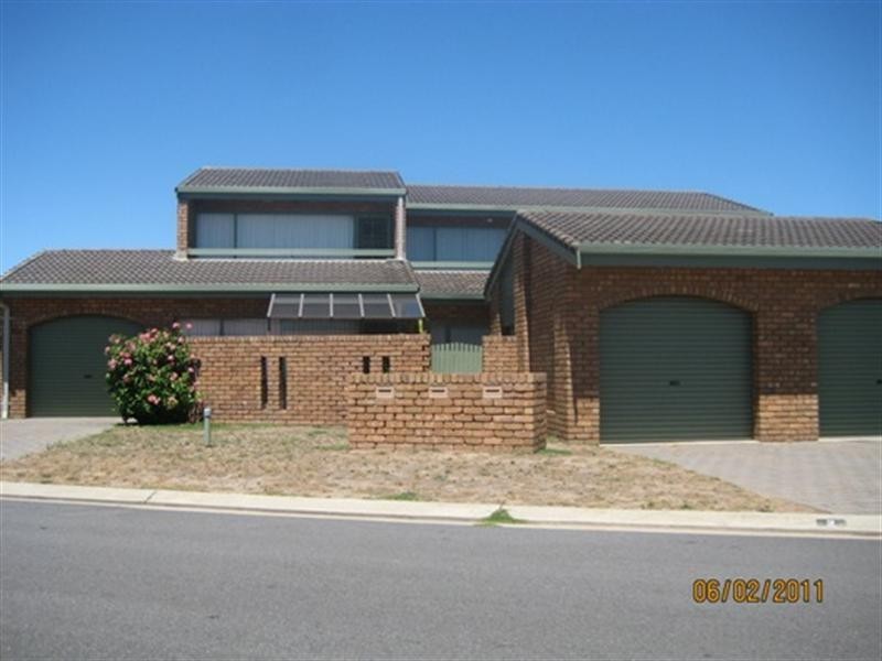 2/2 Sandpiper Place, West Lakes Shore SA 5020