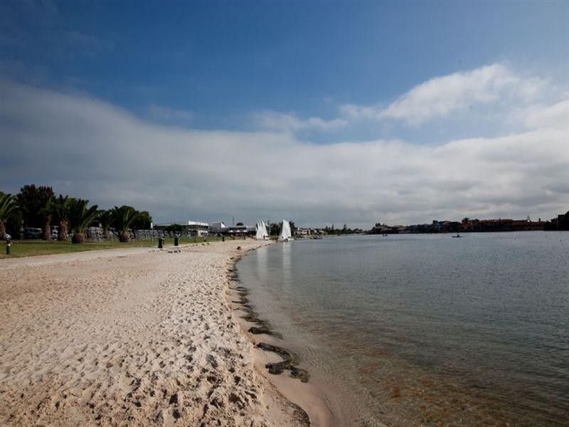 17 Lakeside Court, Tennyson SA 5022