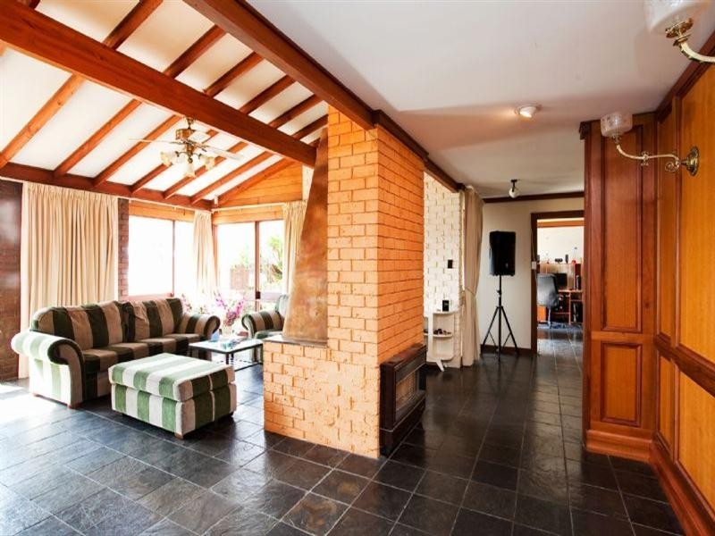 17 Lakeside Court, Tennyson SA 5022