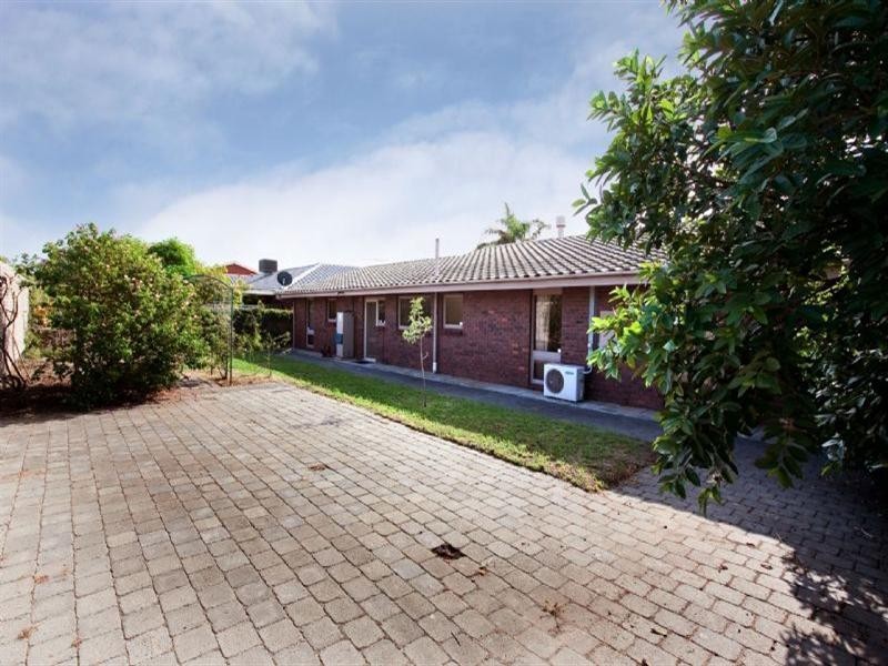 17 Lakeside Court, Tennyson SA 5022