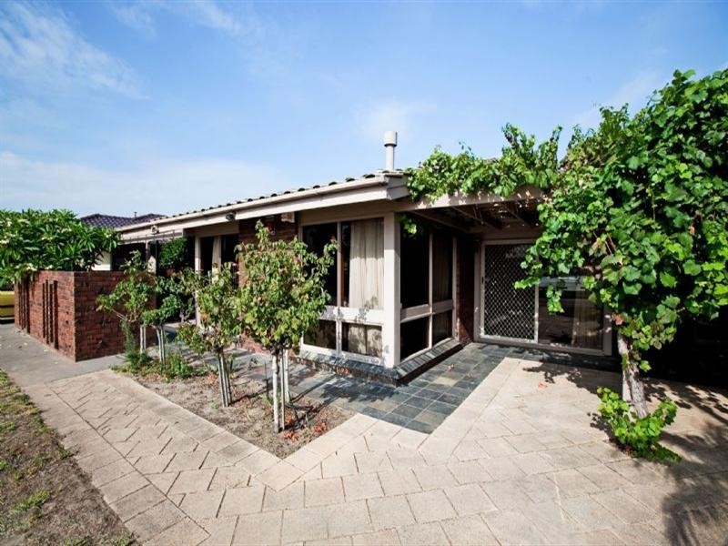 17 Lakeside Court, Tennyson SA 5022