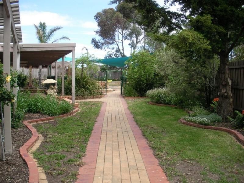 30 Darlington Grove, Sydenham VIC 3037