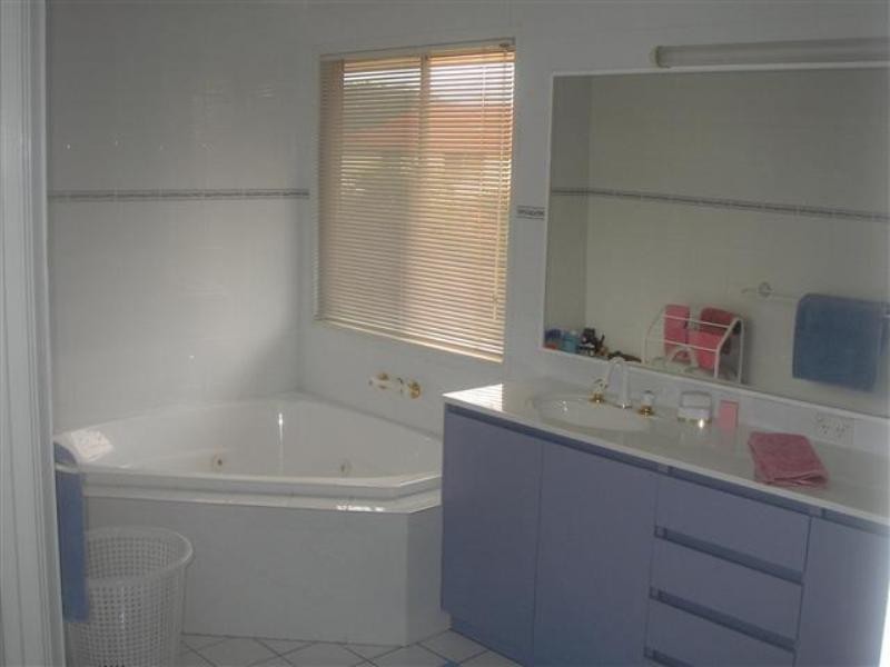 61 Holborn Crescent, Carindale QLD 4152