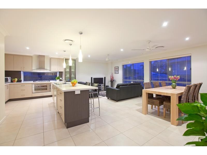 9 Hoskins Drive, Wellington Point QLD 4160