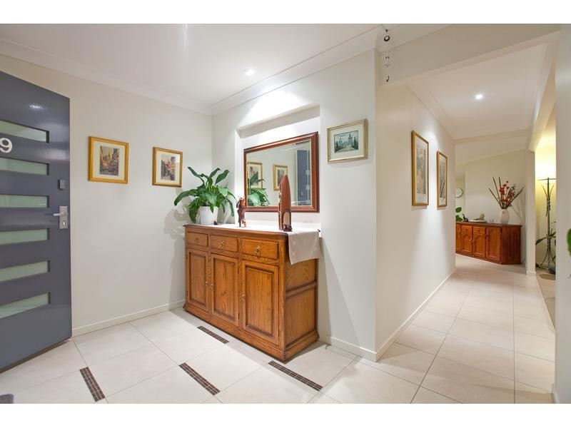 9 Hoskins Drive, Wellington Point QLD 4160