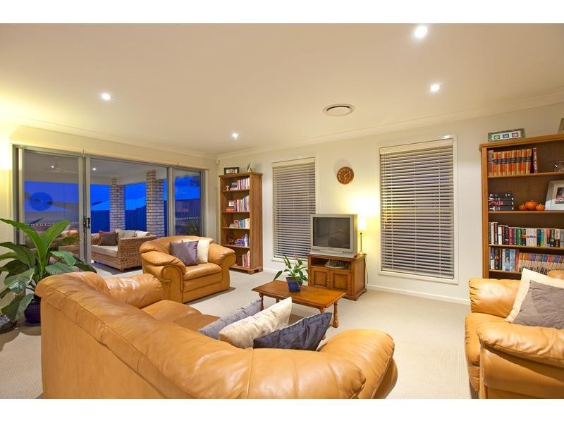 9 Hoskins Drive, Wellington Point QLD 4160