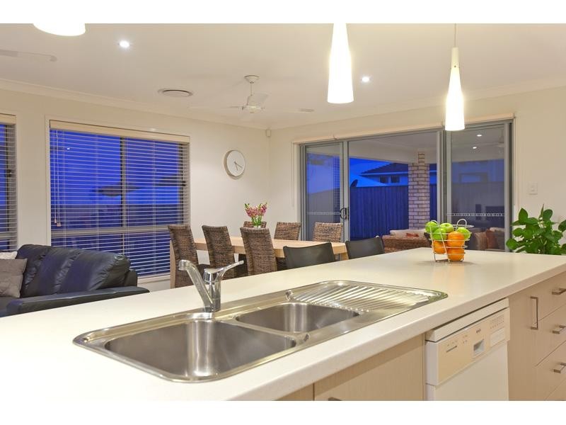 9 Hoskins Drive, Wellington Point QLD 4160
