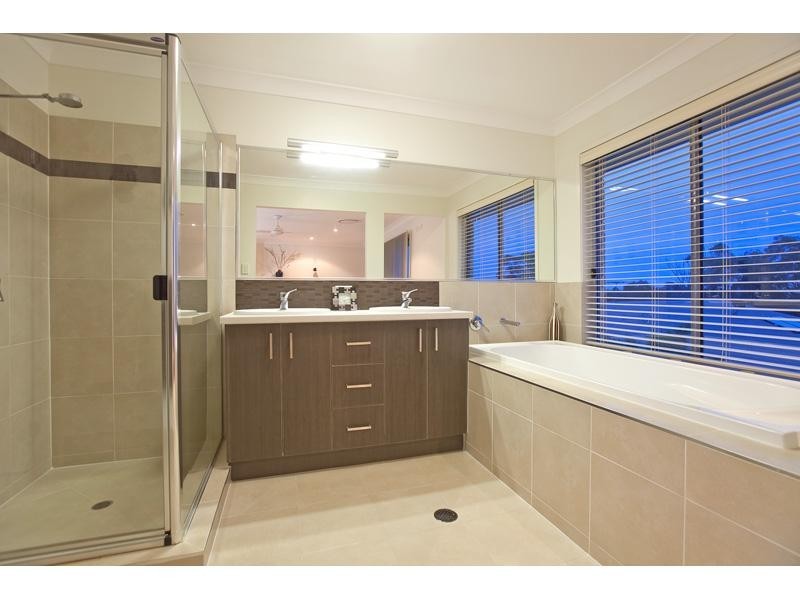 9 Hoskins Drive, Wellington Point QLD 4160