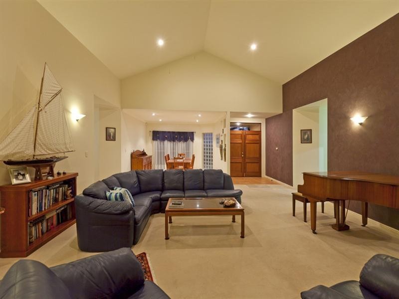 6 Commodore Drive, Birkdale QLD 4159