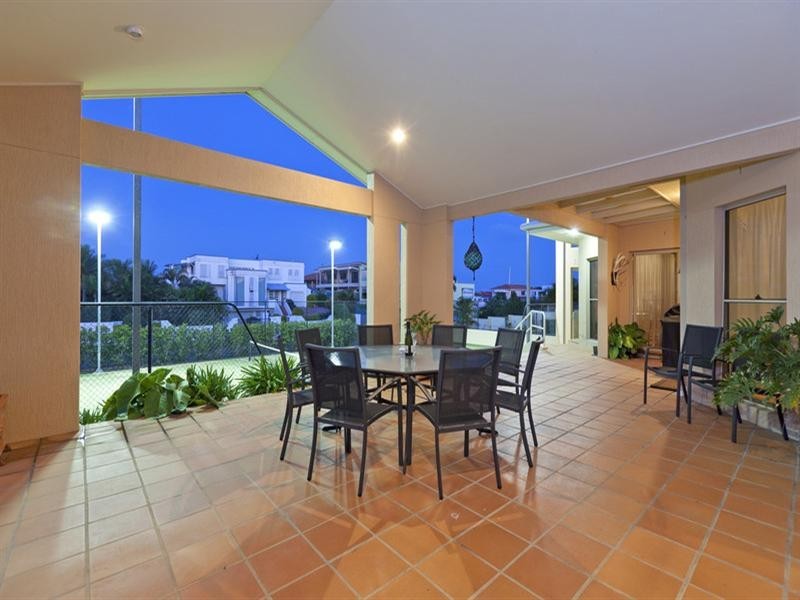 6 Commodore Drive, Birkdale QLD 4159