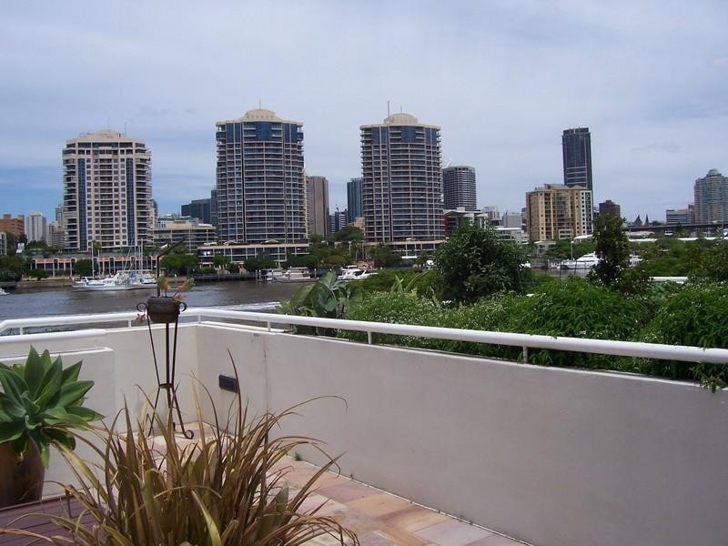 9/6 Merthyr Road, New Farm QLD 4005