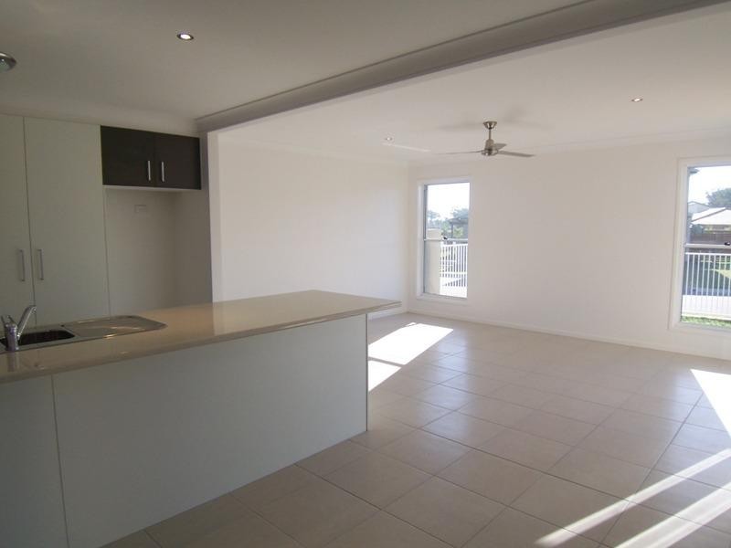 1/10 Alicia Circuit, Little Mountain QLD 4551