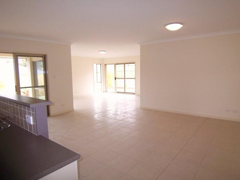 31 Hillview Crescent, Little Mountain QLD 4551