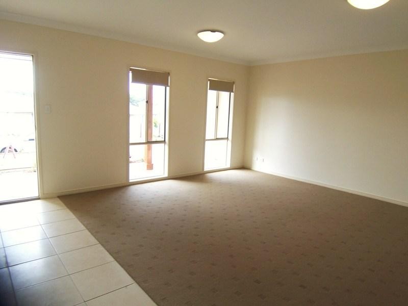 31 Hillview Crescent, Little Mountain QLD 4551