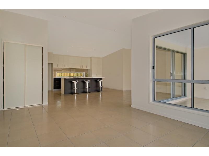 7 Rebecca Street, Little Mountain QLD 4551