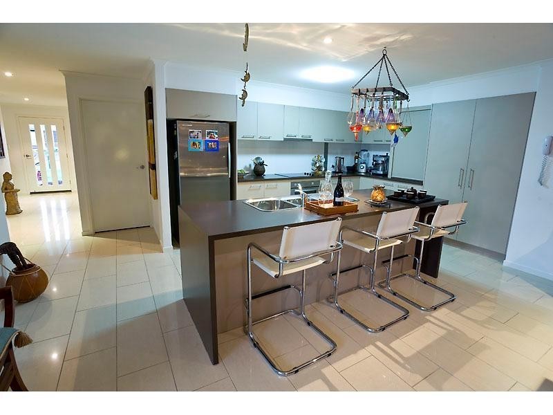 5 Hillview Crescent, Little Mountain QLD 4551