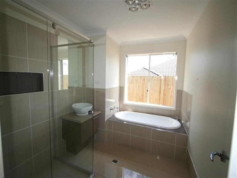 100 Rowland Avenue, Wakerley QLD 4154