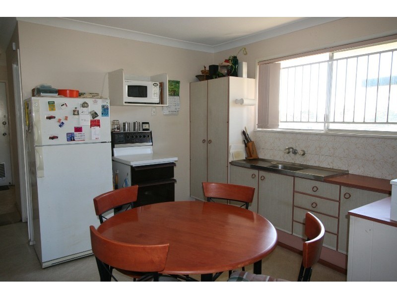 8 New Road, Manly QLD 4179