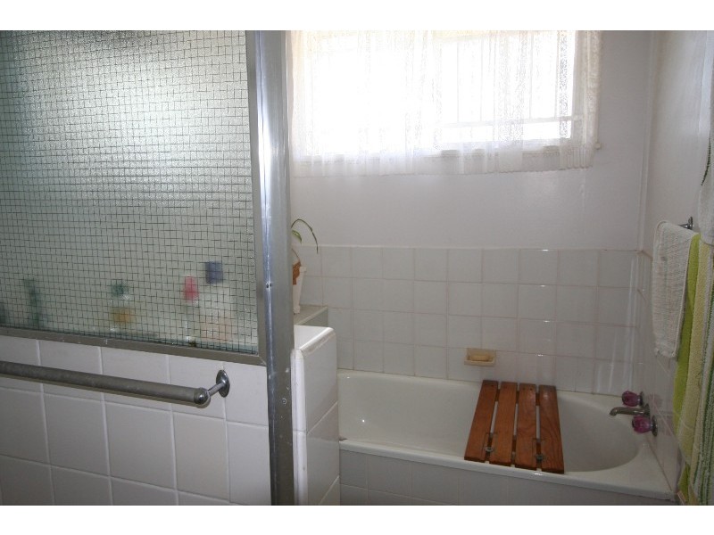 8 New Road, Manly QLD 4179