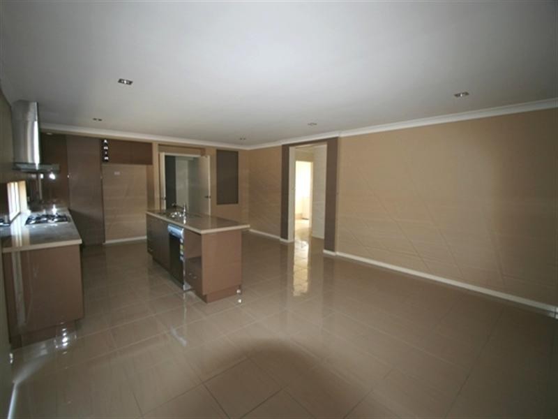 100 Rowland Avenue, Wakerley QLD 4154