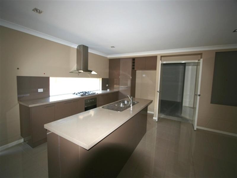 100 Rowland Avenue, Wakerley QLD 4154