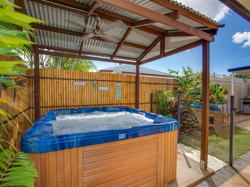 11 Westaway Place, Wynnum West QLD 4178